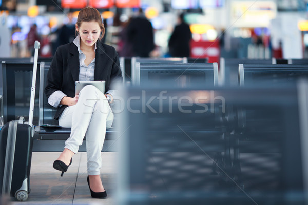 Imagine de stoc: Tineri · femeie · aeroport · aşteptare · zbor