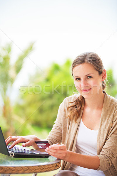 Foto stock: Retrato · bastante · mulher · jovem · trabalhando · computador · terraço