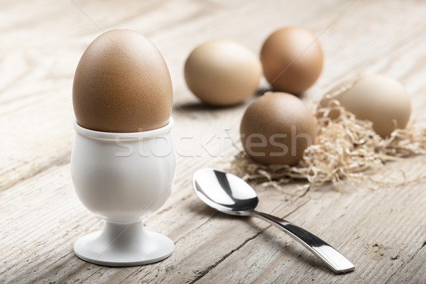 Huevo pasado por agua huevera cucharadita mesa de madera huevo aves Foto stock © limpido