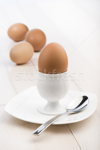Foto d'archivio: Uovo · portauovo · cucchiaino · da · tè · tavolo · in · legno · uccello