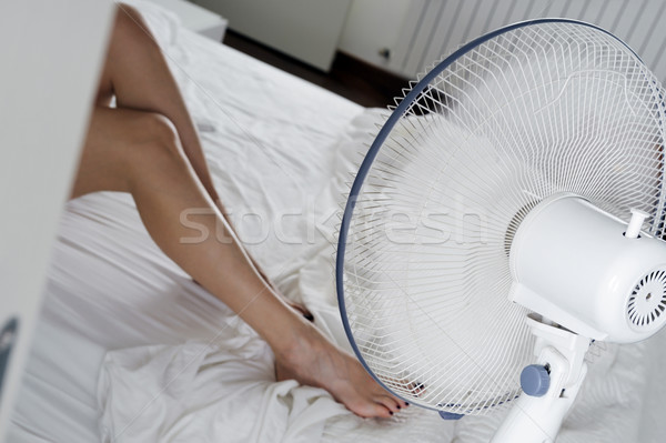 Ventilator meisje fan lopen benen bed Stockfoto © limpido