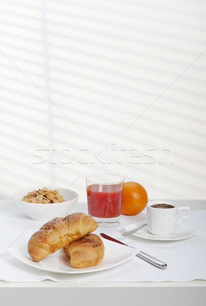 Kontinentális reggeli friss croissant kávé narancslé gabonapehely Stock fotó © limpido