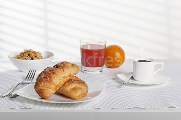 Mic dejun continental proaspăt croissant cafea suc de portocale Imagine de stoc © limpido