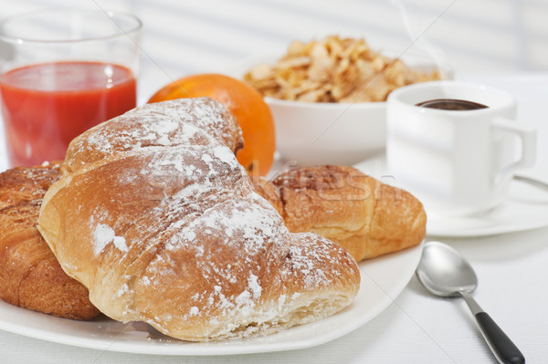 Kontinentales Frühstück frischen Croissant Kaffee Orangensaft Cornflakes Stock foto © limpido