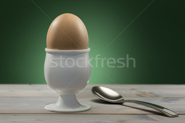 Foto stock: Huevo · pasado · por · agua · huevera · cucharadita · mesa · de · madera · huevo · aves