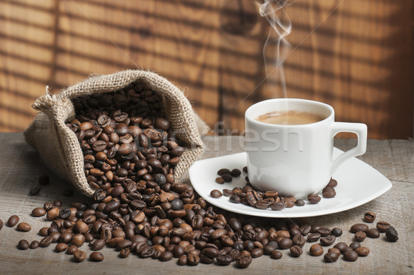 Caffè chicchi di caffè tavolo in legno Cup buio bianco Foto d'archivio © limpido