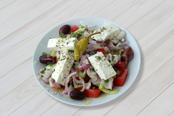 Effettivo greco insalata bianco piatto tavolo in legno Foto d'archivio © Lio22