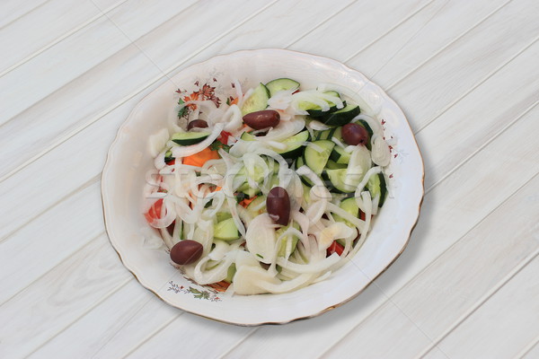 Effettivo greco insalata bianco piatto tavolo in legno Foto d'archivio © Lio22