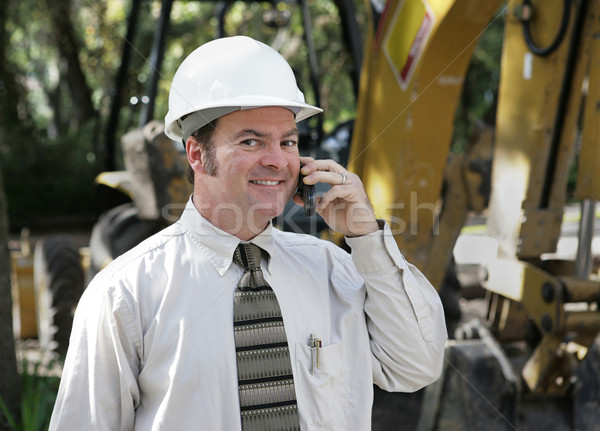 [[stock_photo]]: Ingénieur · parler · téléphone · bâtiment