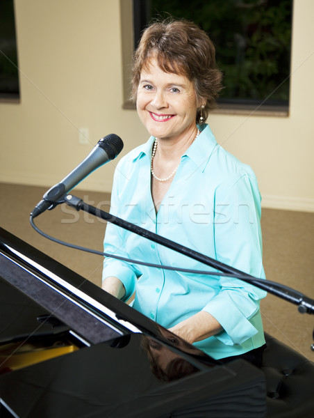 Olgun piyano oyuncu güzel şarkıcı gülümsüyor Stok fotoğraf © lisafx