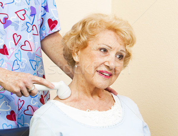 Ultrasunete terapie senior femeie birou dureri de gat Imagine de stoc © lisafx