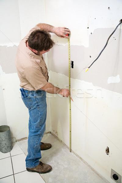 Trabajador toma medición trabajador de la construcción pared Foto stock © lisafx