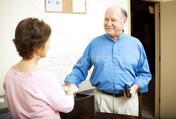 Klant winkelen gelukkig tevreden store winkel Stockfoto © lisafx