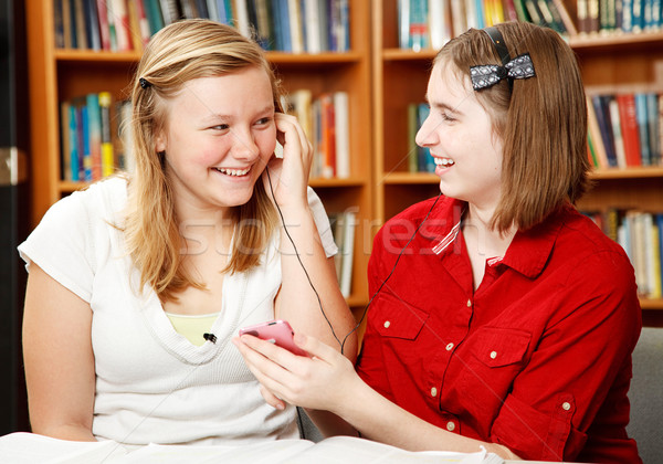 Adolescentes escuchar mp3 adolescente ninas escuela Foto stock © lisafx