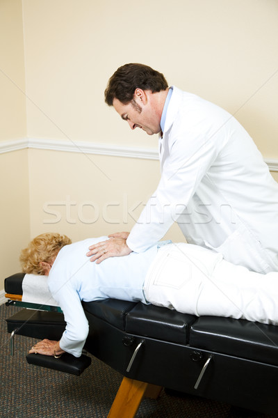 脊醫 脊柱 檢查 表 長者 背面 商業照片 © lisafx