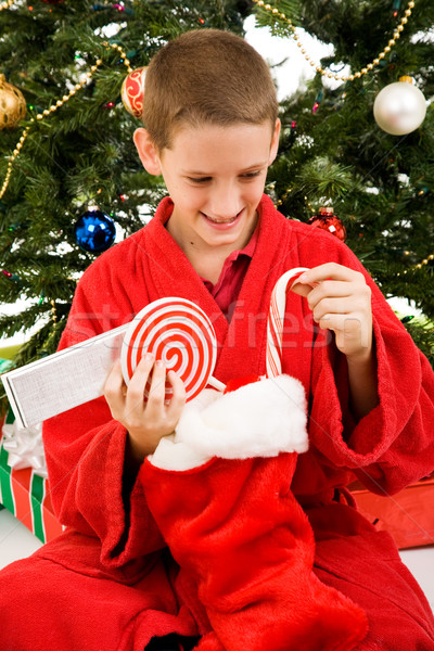 Băiat deschidere Crăciun stocarea adorabil Imagine de stoc © lisafx