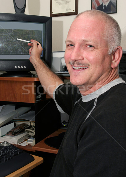 Feliz tiempo hombre senalando ordenador sonriendo Foto stock © lisafx
