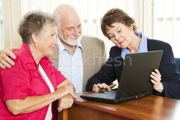 Pareja de ancianos asesoramiento financiero ventas ordenador hombre Foto stock © lisafx