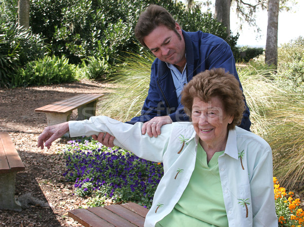 Fysiotherapie tuin senior vrouw familie moeder Stockfoto © lisafx