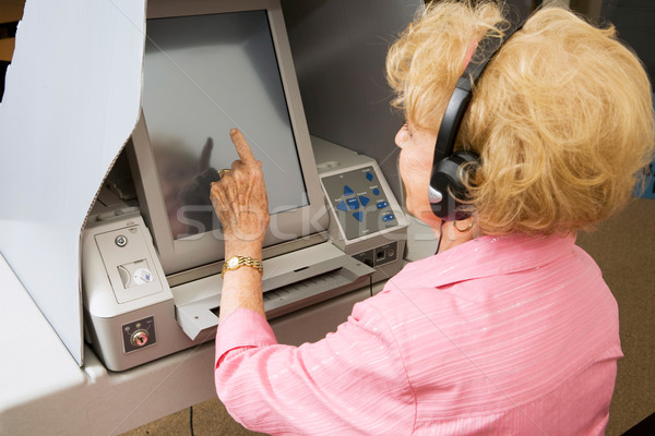 Idős hölgy érintőképernyő fejhallgató szavazás gép Stock fotó © lisafx
