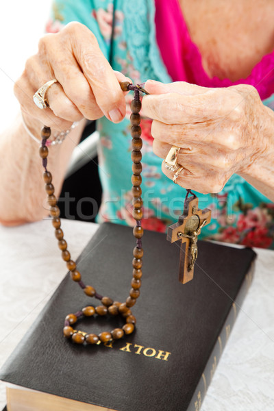 Közmondás rózsafüzér idős nő imádkozik gyöngyök Stock fotó © lisafx
