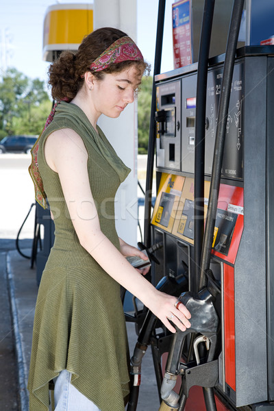 Benzinkút pumpa fiatal nő benzinkút kész felfelé autó Stock fotó © lisafx