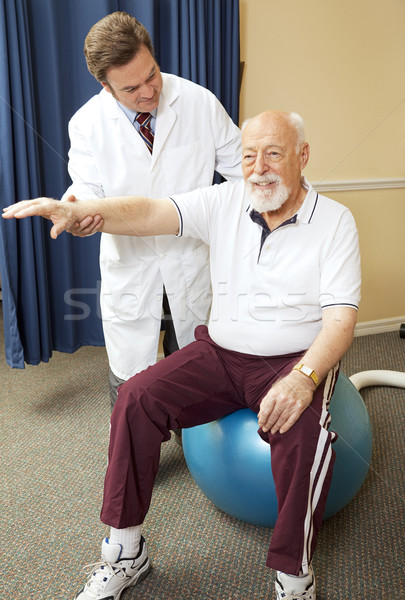 Medic fizioterapie chiropractician ajutor senior pacient Imagine de stoc © lisafx