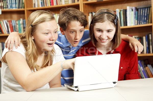 Internet onderwijs verwonderd kinderen school bibliotheek Stockfoto © lisafx