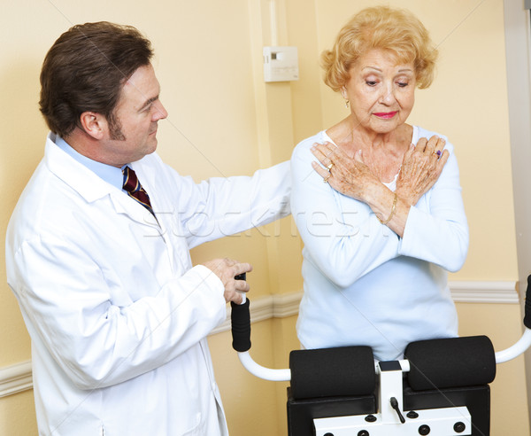 Arts fysiotherapie senior vrouw Maakt een reservekopie helpen Stockfoto © lisafx