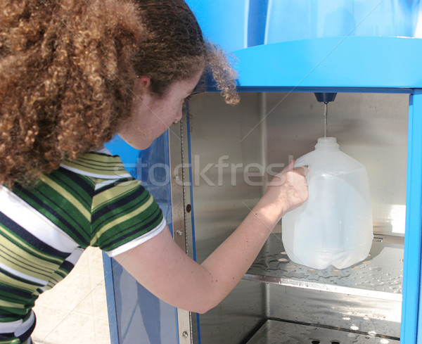 Uragan fată sticlă teen fata umplere sticla de apa Imagine de stoc © lisafx