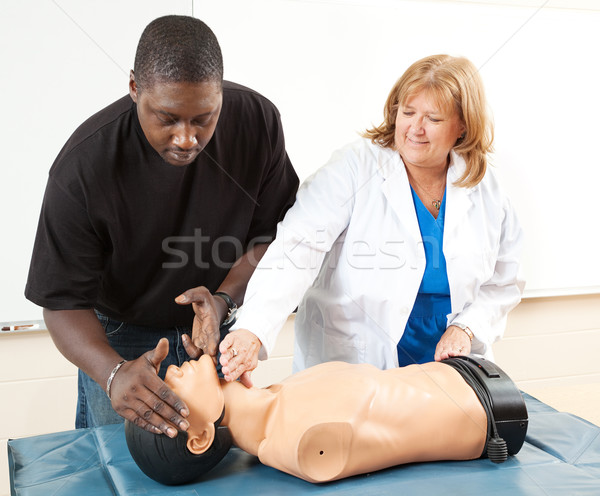 Mesterséges lélegeztetés képzés felnőttoktatás orvos tanít felnőtt Stock fotó © lisafx