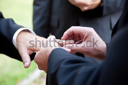 Homosexuell Ehe Ring ein Bräutigam ein anderer Finger Stock foto © lisafx