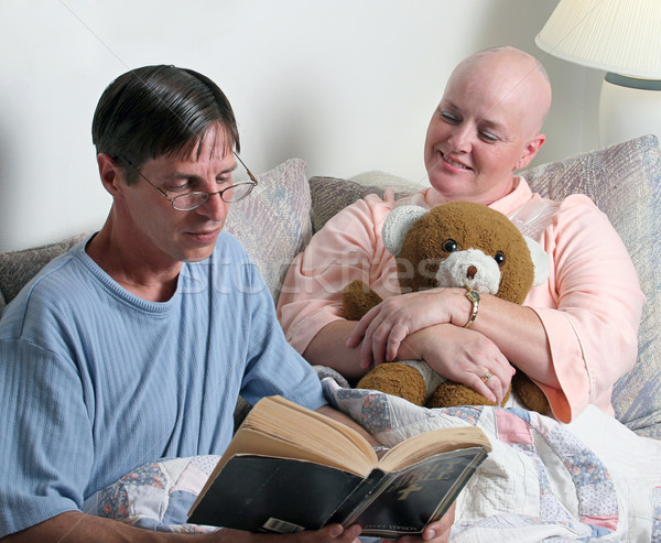 Konfor adam gönüllü okumak İncil kanser Stok fotoğraf © lisafx