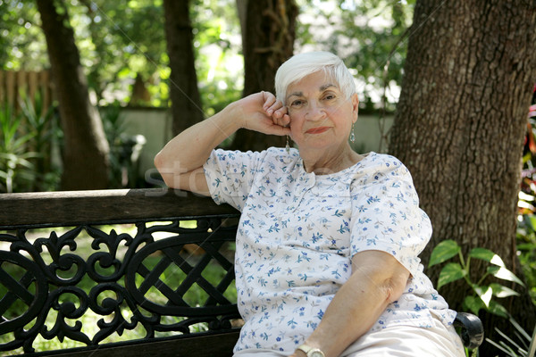 Senior dame ontspannen park zoete bank Stockfoto © lisafx