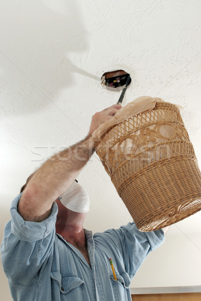 Ordonat electrician gaură tavan Imagine de stoc © lisafx