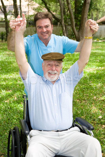 Fizioterapie distracţie senior om terapeutul placut Imagine de stoc © lisafx