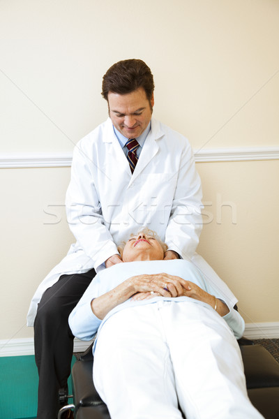 Wervelkolom chiropraxie ouderen vrouwelijke nek Maakt een reservekopie Stockfoto © lisafx