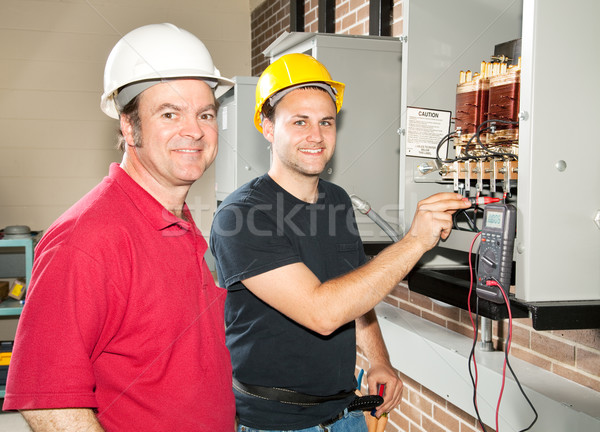 Imagine de stoc: Electrician · pregătire · instructor · lectură · voltaj