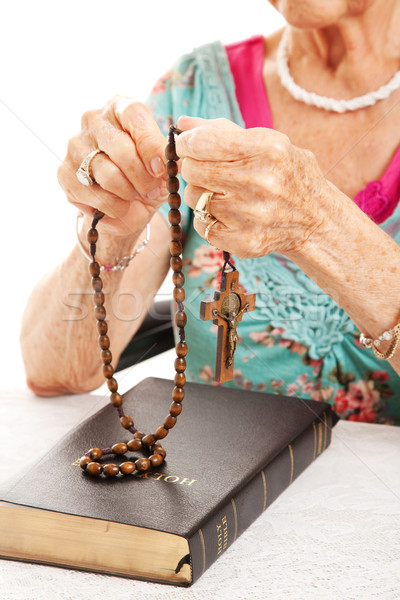 Rózsafüzér közelkép idős kezek könyv Biblia Stock fotó © lisafx