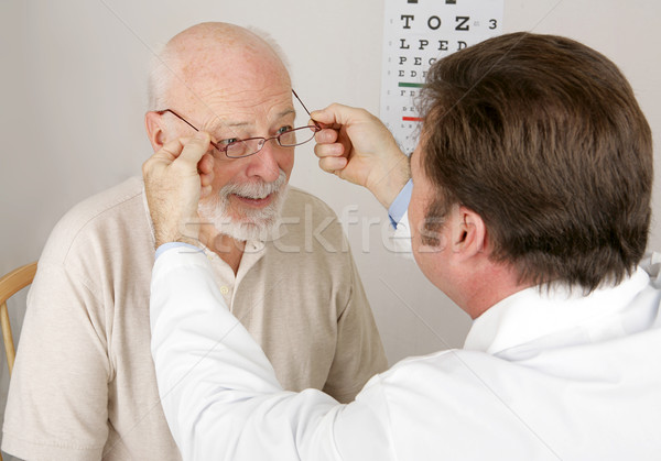 Optic nou optician pereche ochelari de citit pacient Imagine de stoc © lisafx