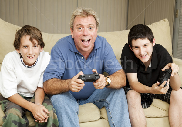 Vídeo sorprendido tío padre jugando videojuegos Foto stock © lisafx