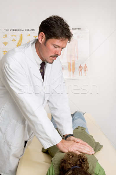 Einstellung gut aussehend Chiropraktiker weiblichen Patienten Büro Stock foto © lisafx