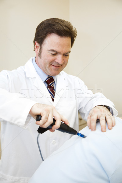 Chiropractician digital instrument vârstnici înapoi Imagine de stoc © lisafx