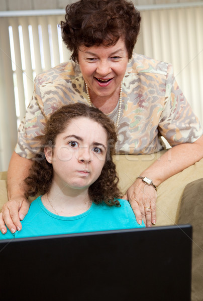 Teen geërgerd moeder tienermeisje kijken werk Stockfoto © lisafx