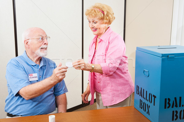 Foto stock: Voluntário · eleitor · adesivo · idoso · feminino · ajudar