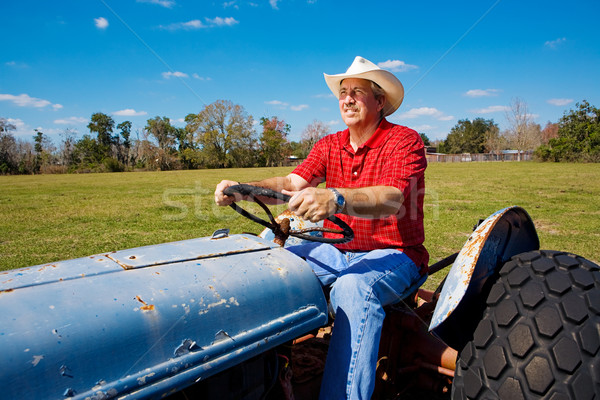 Stockfoto: Landbouwer · veld · knap · volwassen · trekker · glimlach