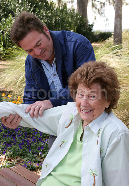 Aangenaam fysiotherapie senior vrouw genieten tuin Stockfoto © lisafx