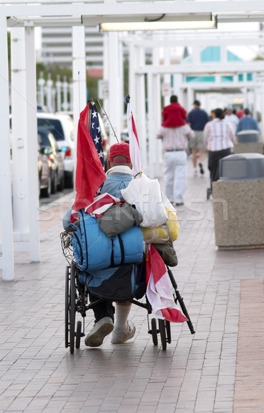 Fără adăpost veteran scaun rulant urban sac Imagine de stoc © lisafx