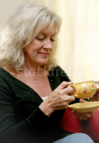 Moment plezier mooie vrouw ontspannen beker koffie Stockfoto © lisafx