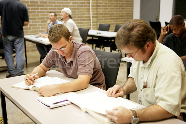 [[stock_photo]]: Adulte · recherche · éducation · des · adultes · classe · école · étudiant